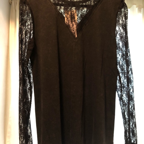 Long lace sleeved top - Picture 3 of 3